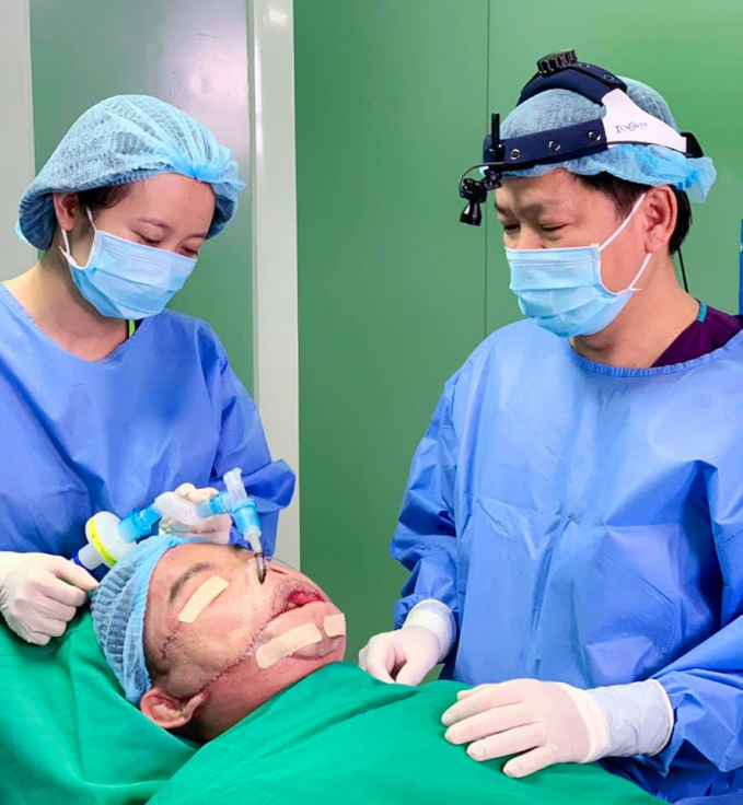 Ê kip bác sĩ phẫu thuật căng thẳng để tái tạo lại khuôn mặt cho Lê Văn Mến.