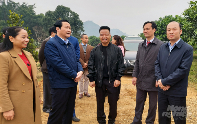 Ông Cao Văn Cường, ngoài cùng bên phải trong một lần thăm nông trại hữu cơ tại Thanh Hóa. Ảnh: Võ Dũng.