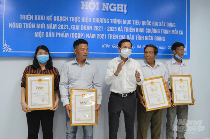 Phó Chủ tịch UBND tỉnh Kiên Giang Nguyễn Thanh Nhàn trao giấy chứng nhận đạt chuẩn OCOP cấp tỉnh năm 2020 cho các chủ thể có sản phẩm đạt hạng 3-4 sao. Ảnh: Trung Chánh.