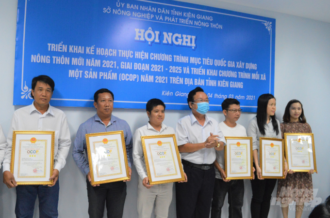 Ông Nguyễn Văn Dũng, Giám đốc Sở NN-PTNT Kiên Giang trao giấy chứng nhận đạt chuẩn OCOP cấp tỉnh năm 2020 cho các chủ thể có sản phẩm đạt hạng 3-4 sao. Ảnh: Trung Chánh.