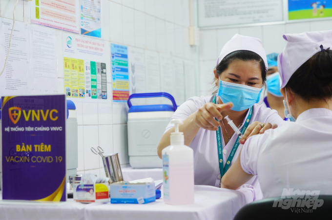 Những mũi tiêm vacxin phòng Covid-19 đầu tiên tại Bệnh viện Bệnh Nhiệt đới TP.HCM. Ảnh: Nguyễn Thủy.