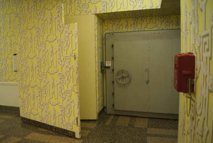 Cửa dẫn vào phòng triển lãm bên trong boongke hạt nhân bí mật của chính phủ Mỹ phía dưới khách sạn Greenbrier. Ảnh: NPR.