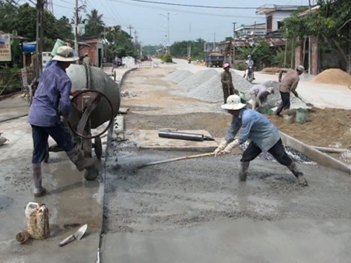 Người dân huyện Ứng Hòa làm đường nông thôn mới. 