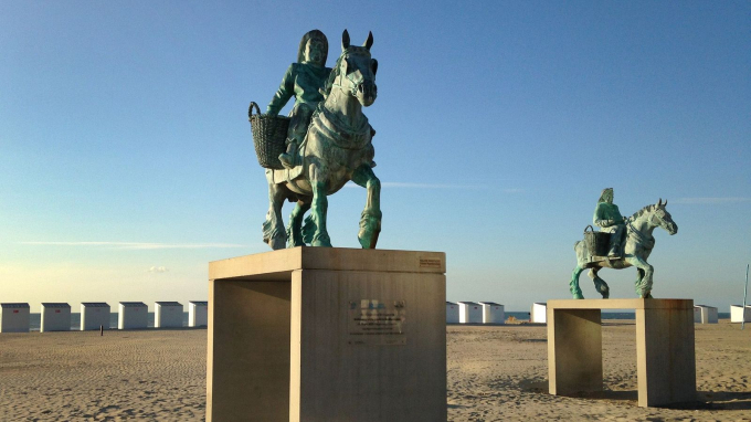 Các bức tượng ngư dân đánh bắt hải sản bằng ngựa Brabant được trưng bày nhiều nơi để thu hút du khách. Ảnh: BBC