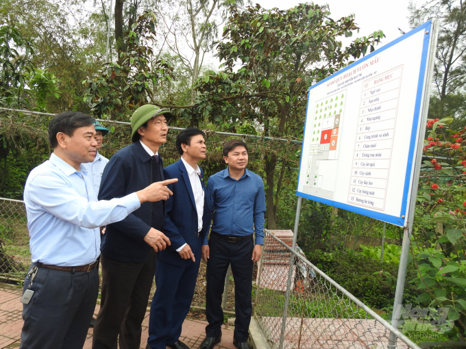 Ông Đặng Ngọc Sơn, Phó Chủ tịch UBND tỉnh Hà Tĩnh (thứ 2 bên trái) yêu cầu huyện Cẩm Xuyên tập trung nhân lực, vật lực hoàn thành 2 tiêu chí huyện NTM còn lại là quy hoạch và giao thông trước tháng 5/2021. Ảnh: Gia Hưng.