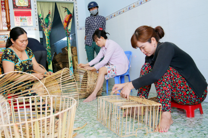 Một số nữ khác không có điều kiện học cao thì cũng sớm lập gia đình hơn nam giới. Ảnh: Lê Hoàng Vũ.