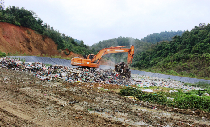 Rác thải trước khi chôn lấp tại bãi rác Khuổi Kép - Nà Lần, xã Chu Trinh. Ảnh: T.L.