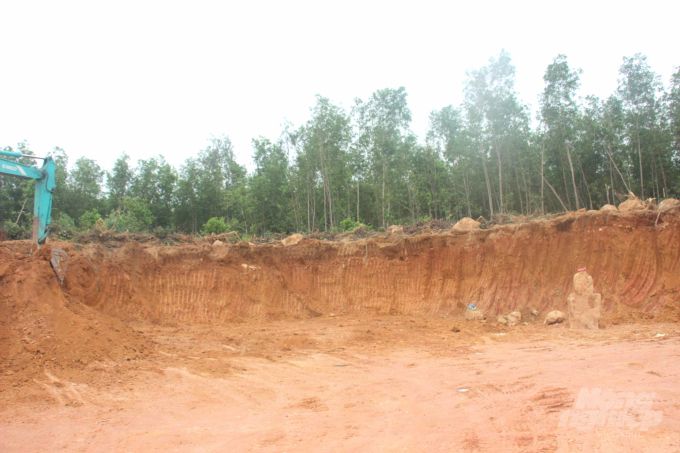 Khu vực Công ty Đức Việt khai thác đất để san lấp mặt bằng dự án công trình xây dựng hạ tầng kỹ thuật khu dân cư xã Mỹ Hiệp giai đoạn 2 chưa được cơ quan chức năng cấp phép. Ảnh: Vũ Đình Thung.