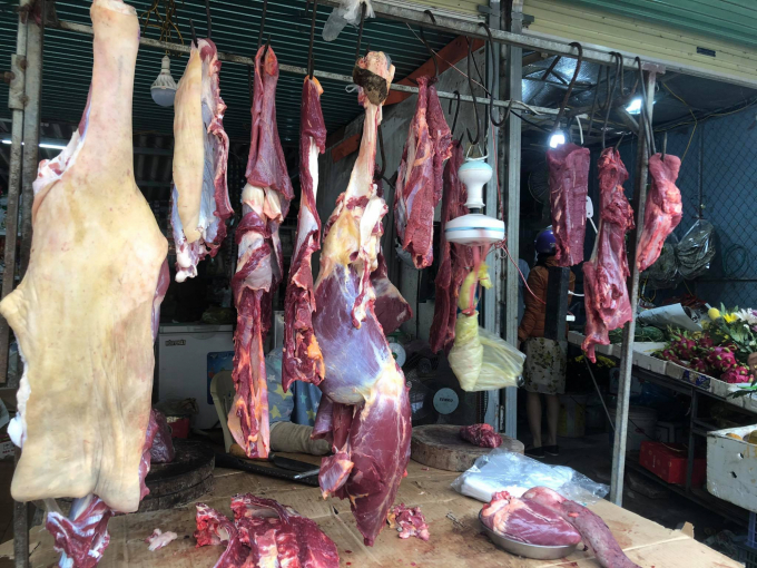 Nhiều quầy thịt bò tại các chợ ở Hà Tĩnh ế ẩm vì người tiêu dùng e ngại mua phải thịt bò nhiễm bệnh. Ảnh: Thanh Nga