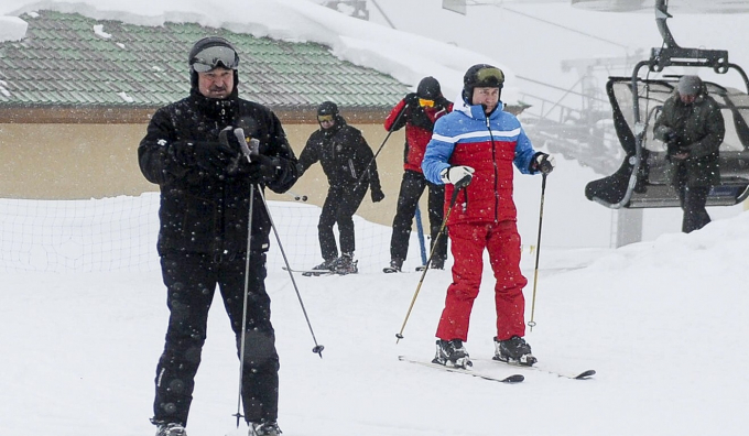 Tổng thống Belarus Alexander Lukashenko và người đồng cấp Nga Vladimir Putin trượt tuyết tại một khu nghỉ dưỡng trên núi ở Nga. Ảnh: AP