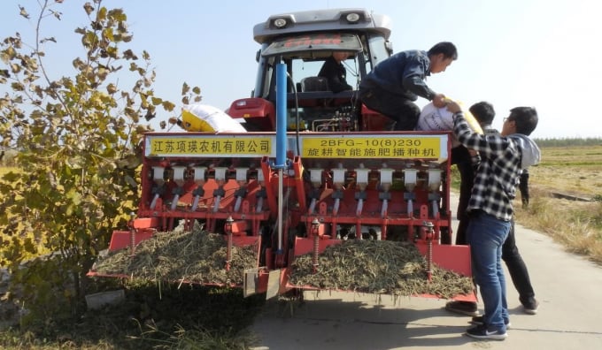 Nông dân thử máy trên một cánh đồng ở huyện Hưng Hóa, tỉnh Giang Tô, Trung Quốc, hồi năm 2018. Ảnh: Reuters.