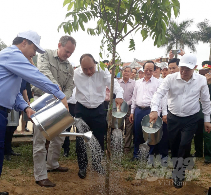 Hưởng ứng chương trình 1 tỷ cây xanh, Thủ tướng Chính phủ cùng Đoàn công tác trồng cây xanh tại 'địa chỉ đỏ' Truông Bồn. Ảnh: Việt Khánh.