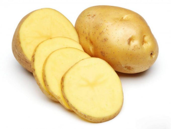 Cho một vài lát khoai tây vào món ăn chúng sẽ hút bớt độ mặn.