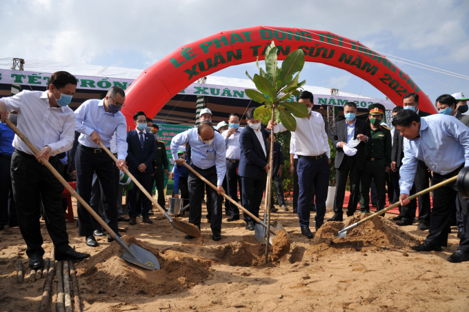 Thủ tướng Nguyễn Xuân Phúc phát động Tết trồng cây xuân Tân Sửu tại tỉnh Phú Yên ngày 20/2/2021. Ảnh: Kim Sơ