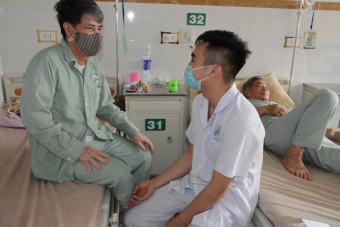 Thầy thuốc thăm hỏi bệnh nhân Phạm Thanh Hòa. Ảnh: Thái Sinh.