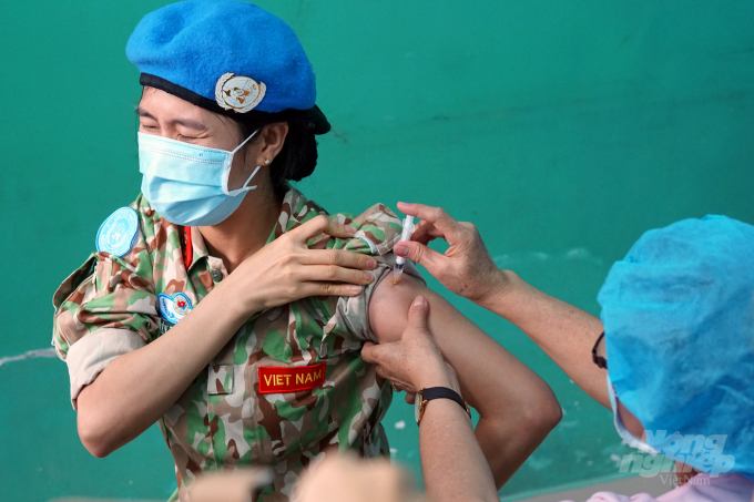Nữ quân y Bệnh viện Dã chiến Cấp 2 số 3 tiêm vacxin phòng Covid-19 trước khi lên đường nhận nhiệm vụ tại Nam Sudan (Châu Phi) vào ngày 24/3 tới đây. Ảnh: Nguyễn Thủy.