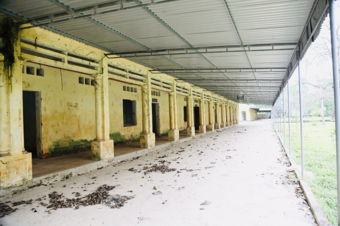 Từ năm 2016 Trung tâm của 'lang băm' Võ Hoàng Yên, ở xã Cẩm Vịnh, huyện Cẩm Xuyên ngừng hoạt động, nay trở thành một địa điểm để chăn thả trâu bò, nhếch nhác và bẩn thỉu. Ảnh: Gia Hưng.