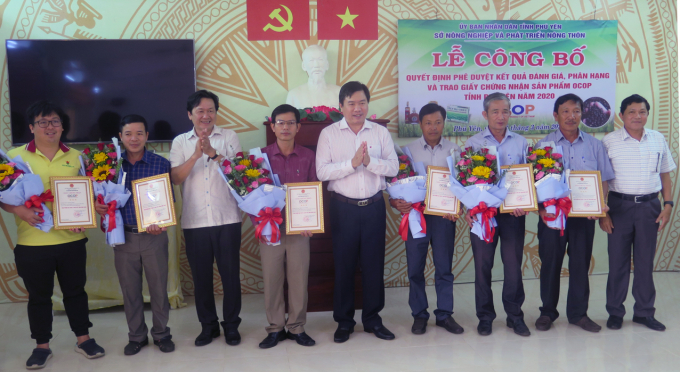 Ông Trần Hữu Thế, Chủ tịch UBND tỉnh Phú Yên (thứ 5 từ phải sang) trao quyết định của UBND tỉnh công nhận 9 sản phẩm OCOP