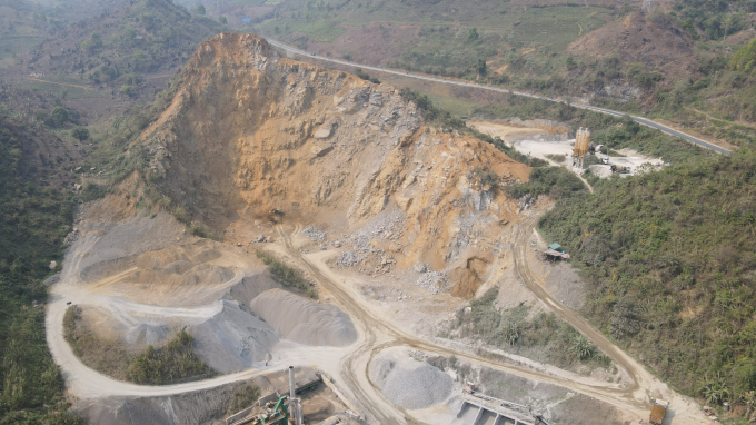 Mỏ đá Sùng Chô 1 (nằm gần quốc lộ 4D và gần khu dân cư) bị Công ty TNHH số 10 Lai Châu khai thác nham nhở, không đúng quy định. Ảnh: H.Đ.