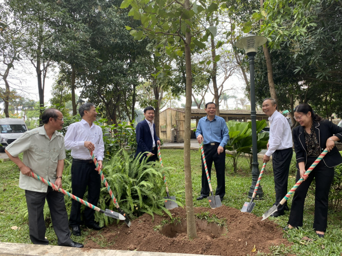 Bộ trưởng Nguyễn Xuân Cường và lãnh đạo các đơn vị thuộc Bộ NN-PTNT trồng cây tại Viện Chăn nuôi. Ảnh: Nguyên Huân.