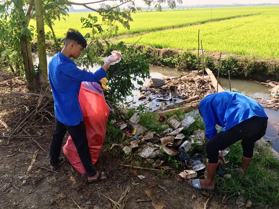 Lực lượng Đoàn Thanh niên đi thu gom rác thải nhựa ở các vùng nông thôn