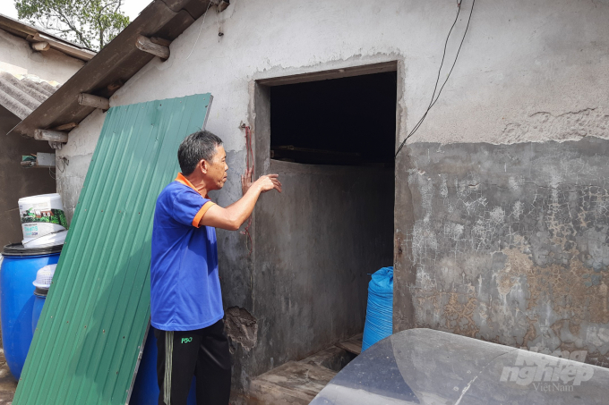 Ông Bùi Xuân Khiêm, chủ cơ sở nước mắm Khiêm Trọng bức xúc vì số lượng hải sản tồn kho chậm tiêu hủy. Ảnh: CĐ.