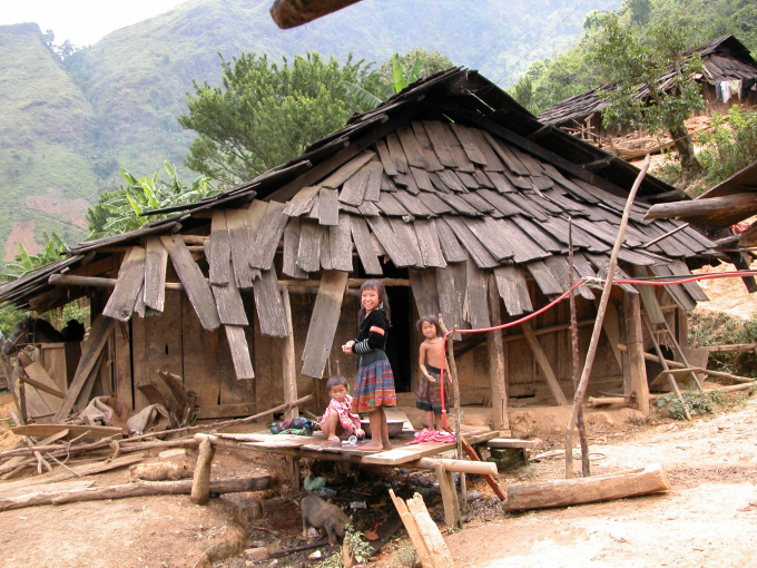Nhà của người dân thôn Đề Chơ, ảnh chụp từ 16 năm trước. Ảnh: Thái Sinh.
