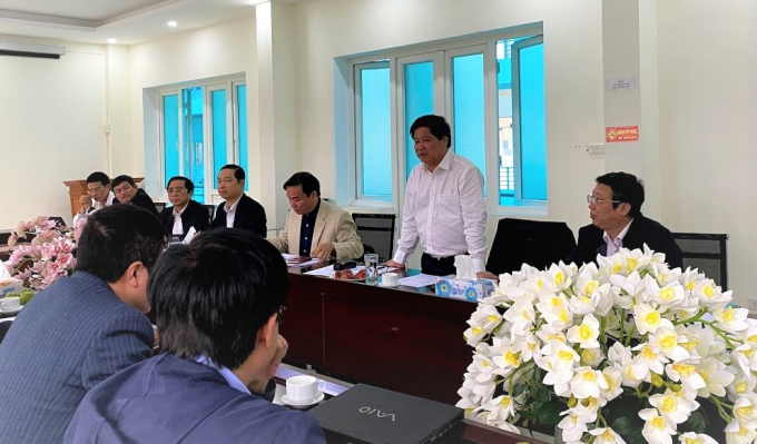 Thứ trưởng Bộ NN-PTNT Lê Quốc Doanh làm việc với các chuyên gia, nhà khoa học về thực trạng 'sức khỏe' đất trồng tại Việt Nam. Ảnh: Nguyên Huân.