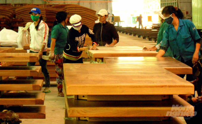 Trong 2 tháng đầu năm 2021, giá trị kim ngạch xuất khẩu của sản phẩm đồ gỗ của Bình Định đạt 69,5 triệu USD, tăng 13,4% so với cùng kỳ năm 2020. Ảnh: Vũ Đình Thung.