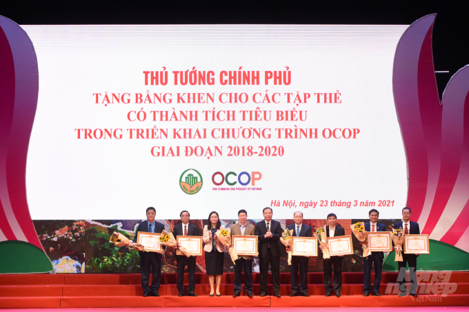 Tại Hội nghị toàn quốc tổng kết Chương trình OCOP giai đoạn 2018-2020, nhiều tập thể, cá nhân đã được nhận bằng khen của Thủ tướng Chính phủ và Bộ trưởng NN-PTNT. Ảnh: Tùng Đinh.