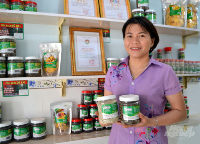 Các sản phẩm của chị Hiền được công nhận là sản phẩm công nghiệp nông thôn tiêu biểu cấp tỉnh và công nhận là sản phẩm OCOP đạt chuẩn 3 sao. Ảnh: Trần Trung.