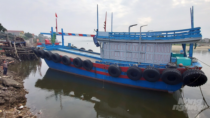 Tàu vỏ gỗ 67 của ông Hoàng Văn Sơn tại phường Hải Thanh hiện đang bị ngân hàng làm thủ tục phát mại. Ảnh: Võ Dũng.