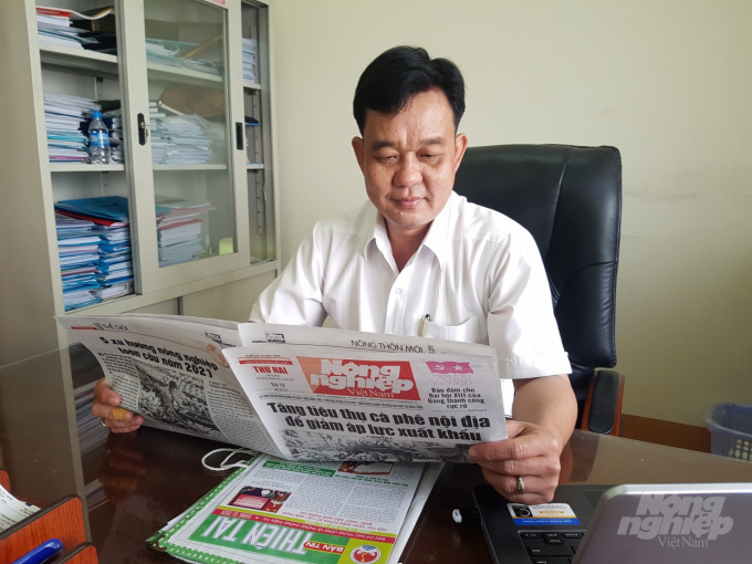 Ông Huỳnh Ngọc Nhã, Giám đốc Sở NN-PTNT tỉnh Sóc Trăng xem thông tin trên Báo NNVN. Ảnh: Trọng Linh.