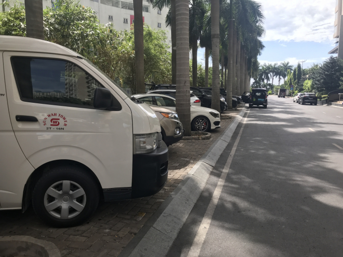 Lề đường bên trong KDC Saigon Pearl bị chủ đầu tư chiếm để giữ xe thu tiền với giá 1.400.000 đồng/xe/tháng, người đi bộ lâu nay vẫn phải đi xuống lòng đường. Ảnh: Phúc Lập.