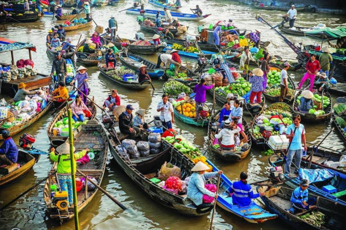 Chợ nổi là một nét đẹp độc đáo của vùng sông nước Cửu Long.