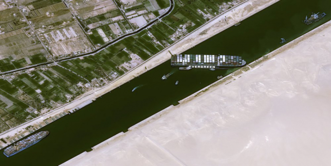 Siêu tàu Ever Given nằm chắn ngang lòng kênh đào Suez. Ảnh: AP