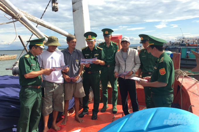 Lực lượng chức năng tuyên truyền cho ngư dân về 'thẻ vàng' IUU. Ảnh: Công Điền.