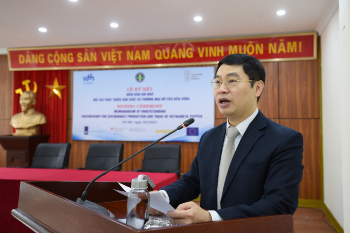 Ông Nguyễn Quý Dương, Phó Cục trưởng Cục BVTV chia sẻ về hiệu quả của hợp tác công tư tại lễ ký. Ảnh: Tùng Đinh.