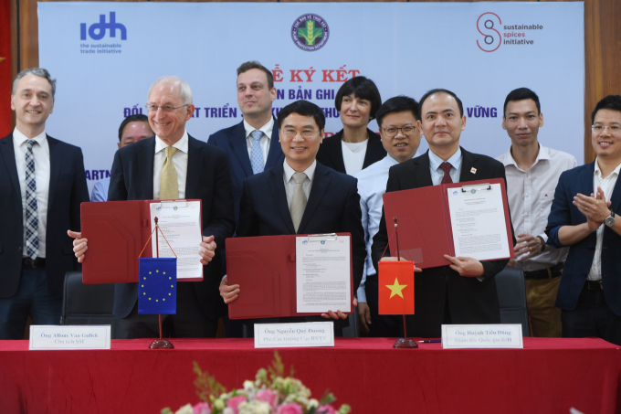 Bản ghi nhớ hợp tác nhằm thúc đẩy sản xuất và thương mại hồ tiêu bền vững tại Việt Nam giai đoạn 2021-2025 được ký kết sáng 30/3. Ảnh: Tùng Đinh.