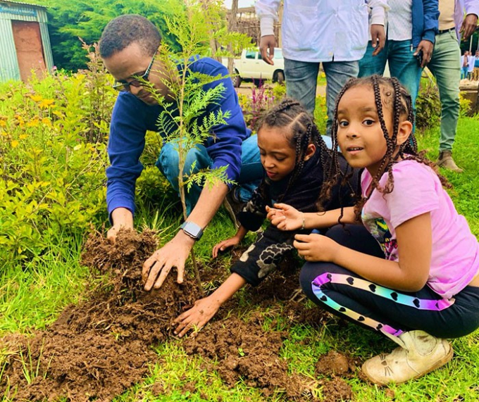 Người dân Ethiopia tham gia chương trình trồng cây xanh chống biến đổi khí hậu năm 2019. Ảnh: BBC