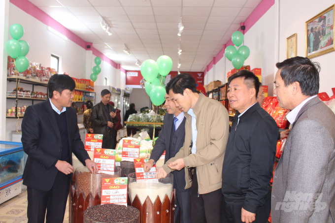 Văn phòng Điều phối NTM tỉnh Nam Định tham quan cửa hàng trưng bày sản phẩm OCOP. Ảnh: Mai Chiến.