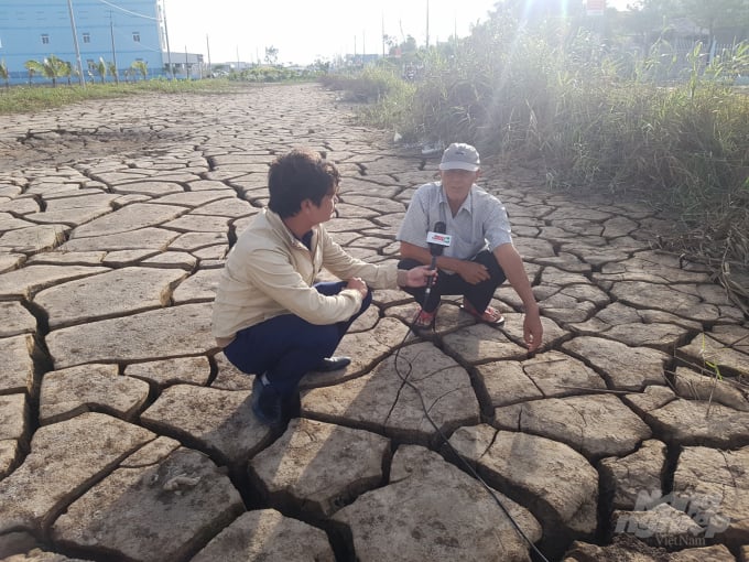 Người dân Thị trấn Sông Đốc, huyện Trần Văn Thời chia sẻ với phóng viên Báo Nông nghiệp Việt Nam về những khó khăn khi đối mặt với hạn hán, xâm nhập mặn trong mùa khô 2019 - 2020. Ảnh: Gia Huy.