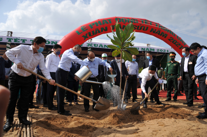 Thủ tướng Nguyễn Xuân Phúc trồng cây xanh tại Lễ phát động Tết trồng cây Xuân Tân Sửu tại tỉnh Phú Yên. Ảnh: KS