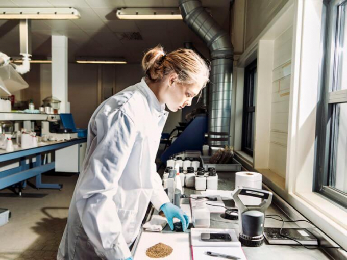 Nhà khoa học ở Đại học Wageningen kiểm tra mẫu đất trong phòng thí nghiệm để tìm cách cách mạng hóa sản xuất thực phẩm. Ảnh: FoF