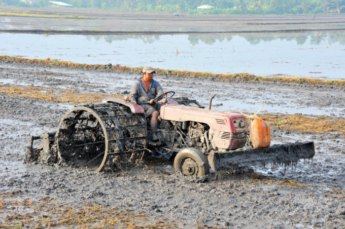 Sau khi thi hoạch lúa đông xuân, nông dân ĐBSCL tranh thủ vệ sinh đồng ruộng, làm đất để xuống giống vụ lúa hè thu 2021 nhằm tranh thủ thời cơ giá tốt. Ảnh: Hoàng Vũ.