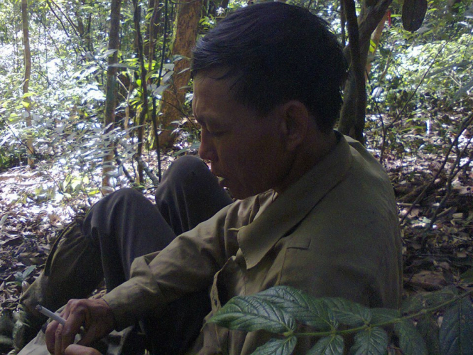 Ông Hồ Văn La trong một chuyến đi rừng tìm cây thuốc gấu. Ảnh: Phước Vinh.
