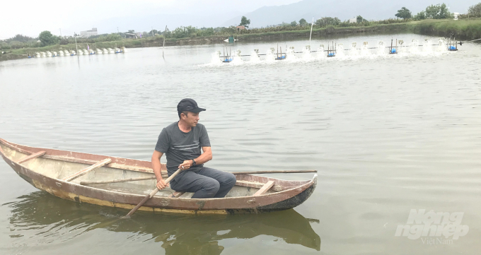 Nhờ nguồn vốn của Agribank nên người nuôi tôm ở Bình Định có cơ hội đầu tư nuôi tôm thâm canh tránh được dịch bệnh. Ảnh: Vũ Đình Thung.