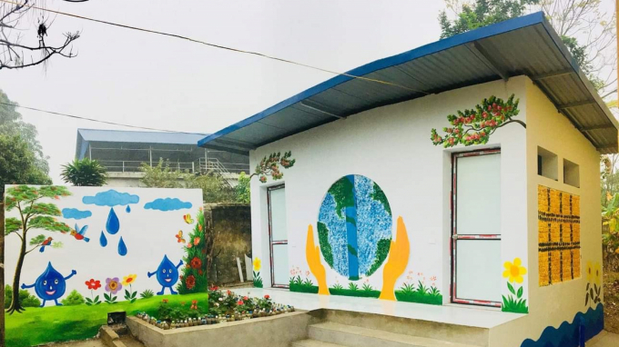 Công trình nhà vệ sinh bằng chai nhựa tái chế đã hoàn thành tại Trường tiểu học Tích Lương, TP. Thái Nguyên. Ảnh: Toán Nguyễn.