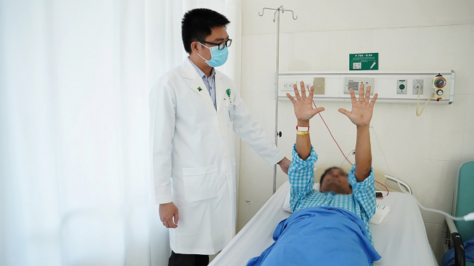 ThS.BS. Phạm Định Chương, Đơn vị Đột quỵ Bệnh viện Hoàn Mỹ Sài Gòn thăm khám bệnh nhân trước khi xuất viện.