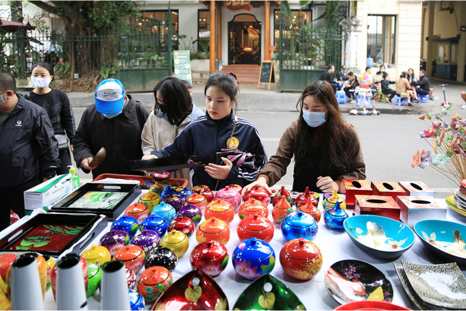 Gian trưng bày sản phẩm sơn mài làng Hạ Thái, huyện Thường Tín thu hút đông đảo khách tham quan, mua sắm tại triển lãm làng nghề thủ đô năm 2020. Ảnh: QT